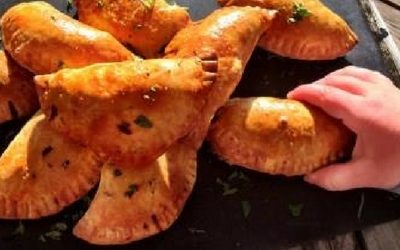 Sydamerikanske empanads med spicy fyld af kylling, rød peber, tomater m.m.