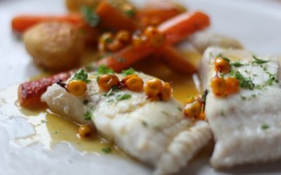Skindstegt fisk med havtornsauce og gulerødder