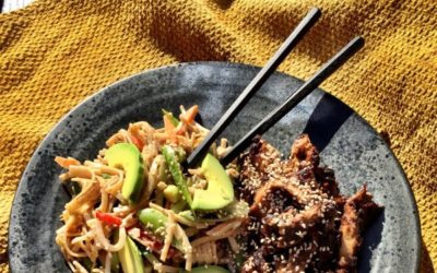 Kinesisk nudelsalat med hoisinmarineret gris
