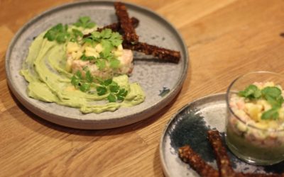 Laksetatar på avocadocreme med rugbrødsstænger