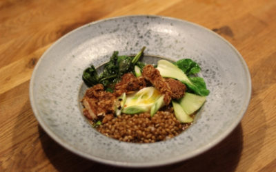 Ramen style suppe med fritteret fasanbryst